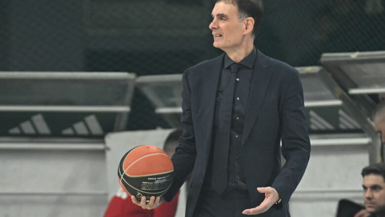 “Λεκτικό καυγαδάκι” Μπαρτζώκα με δημοσιογράφο στη συνέντευξη τύπου (video)