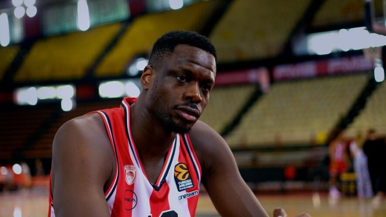 Xoντρό πλήγμα με Φαλ στον Ολυμπιακό