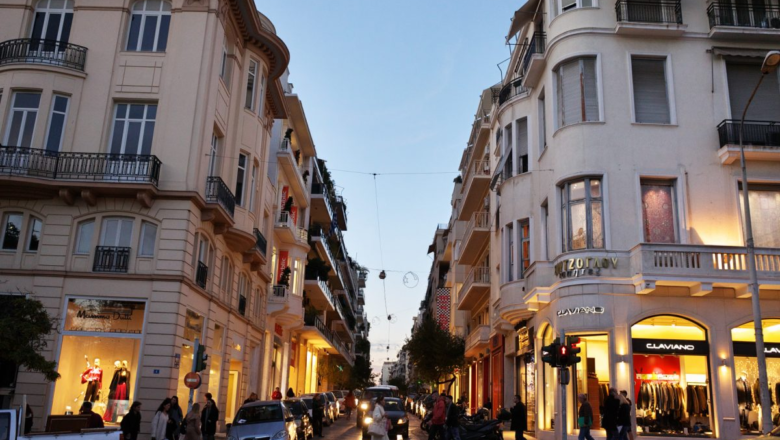 Πέσανε βρισίδια και κλωτσιές στο Κολωνάκι…
