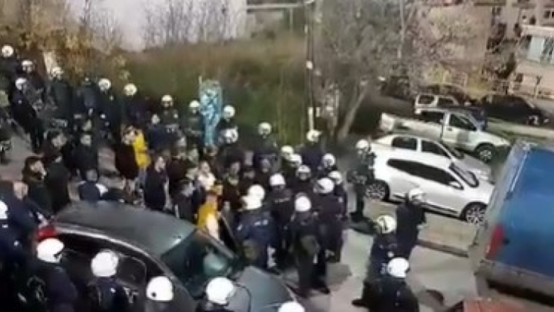 Αθώοι όλοι οι οπαδοί της ΑΕΚ που συνελήφθησαν στη Λαμία για το άναμμα καπνογόνων σε ταράτσα