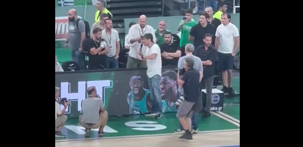 Πήρε το μικρόφωνο ο Γιαννακόπουλος και ζήτησε από τον κόσμο να σταθεί στο ύψος του!