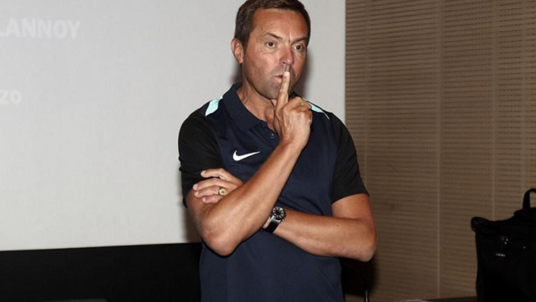 Ας ενημερώσει κάποιος τον Γάλλο θιασάρχη πως ούτε ο Πανσερραϊκός δεν ζήτησε πέναλτι