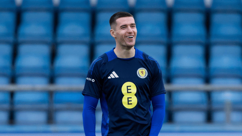 Koιτάζει τον Μαξ Τζόνστον για το δεξί άκρο της άμυνας