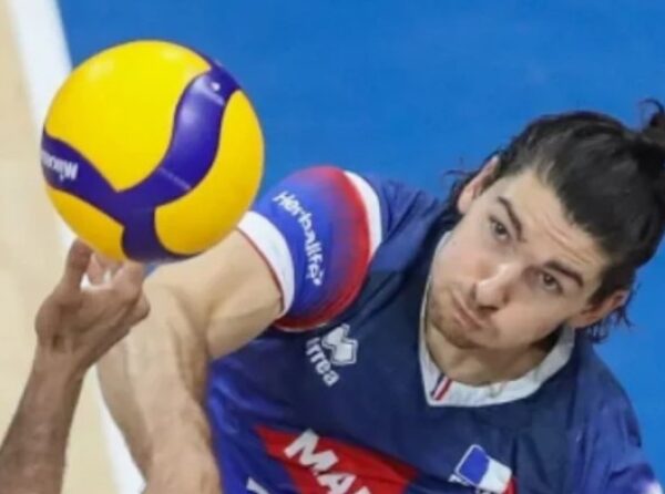 Ντύνει τον Γάλλο διεθνή Κάρλ στα πράσινα!